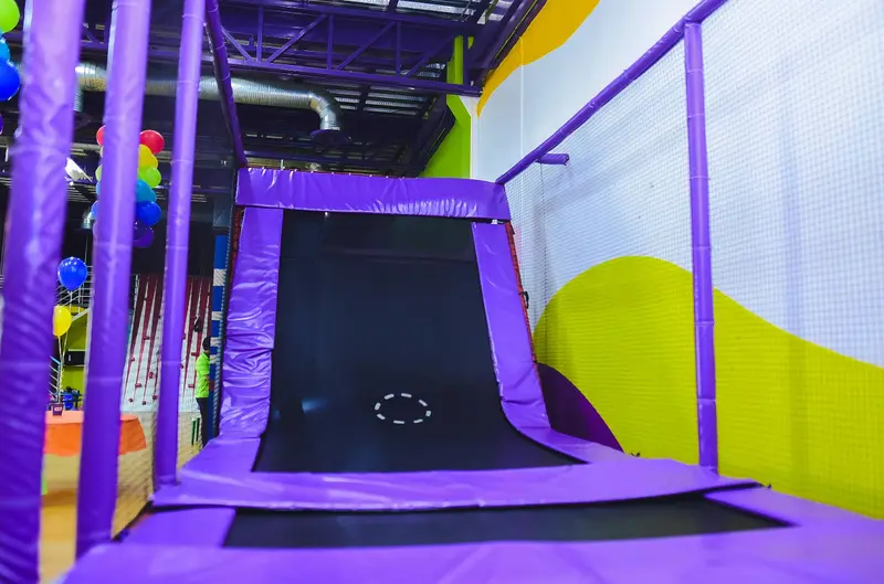 Trampolín y muro de escalar